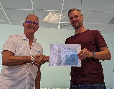 Marvin de Jong ontvangt zijn certificaat