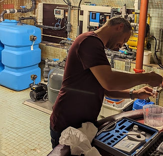 Marvin de Jong tijdens het praktijkexamen waterbehandeling